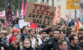 Vokietijoje tūkstančiai demonstrantų protestavo prie&scaron; TTIP