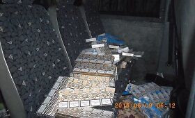 Raigardo kelio poste sulaikyta automobilyje po pledais slėpta cigarečių kontrabanda