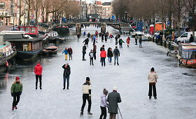 Už&scaron;alus Amsterdamo kanalams &ndash; miestą apėmė čiuožinėjimo kar&scaron;tinė