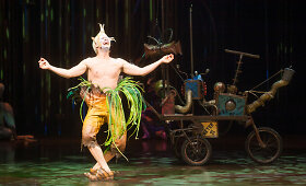 Akrobatinio cirko gerbėjai Vilniuje i&scaron;vydo &bdquo;Cirque du Soleil&ldquo; spektaklį &bdquo;Varekai&ldquo;