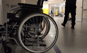 Naktis su Kauno policija: sučiuptas girtas vairuotojas ir du narkotikais bandę atsikratyti jauni vyrai