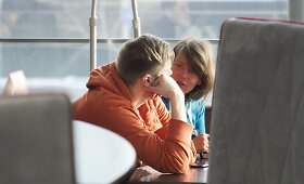 Vilija Matačiūnaitė su draugu Viktoru Vaup&scaron;u kavinėje
