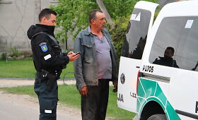 Panevėžio rajone i&scaron; kiemo i&scaron;važiavęs vairuotojas i&scaron;kart pataikė į griovį