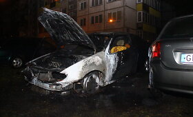 Panevėžyje ugnis apgadino du automobilius