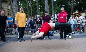 Gatvės &scaron;okėjai atėmė žadą Basanavičiaus gatvės praeiviams Palangoje