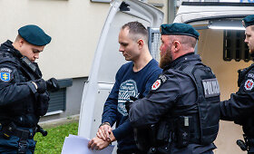 Benas Mikutavičius atvežtas į teismą