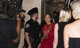 Niujorko mados savaitėje susipe&scaron;ė reperės Cardi B ir Nicki Minaj