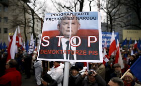 Tūkstančiai lenkų i&scaron;ėjo į Var&scaron;uvos gatves