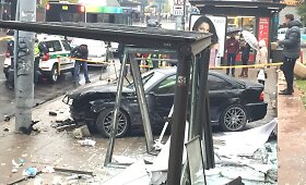 BMW Vilniuje rėžėsi į vie&scaron;ojo transporto stotelę