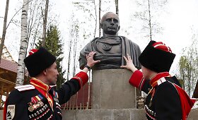 Kazokai atidengė imperatoriaus Putino biustą