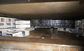 Medininkų kelio posto pareigūnai aptiko mikroautobuse slėptą cigarečių kontrabandą