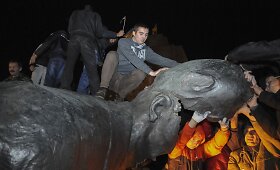 Charkove Ukrainos nacionalistai nuvertė Leninino statulą