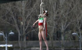 &bdquo;Femen&ldquo; protestas per Irano prezidento vizitą Paryžiuje