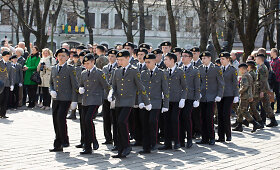 Kauno prezidentūros kiemelyje : i&scaron;kilminga kadetų priesakos ceremonija