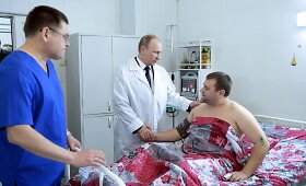 Vladimiras Putinas aplankė Volgograde per i&scaron;puolius nukentėjusius žmones