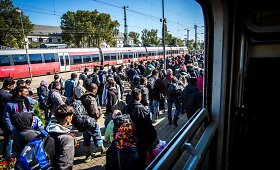 Migrantai kerta Vengrijos &ndash; Austrijos sieną
