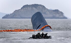 Pietų Korėjoje nuskendus keltui ie&scaron;koma beveik 300 dingusių žmonių