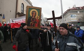 Lenkų konservatorių &scaron;alininkai protestavo prie&scaron; &bdquo;Gazeta Wyborcza&ldquo; dienra&scaron;tį