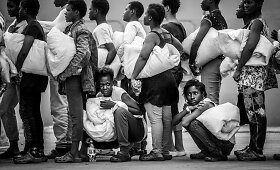 Augusta uoste i&scaron;laipinami i&scaron;gelbėti migrantai