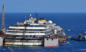 I&scaron; jūros dugno pradėtos traukti sudužusio &bdquo;Costa Concordia&ldquo; kruizinio laivo dalys
