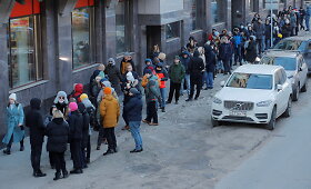 Prie bankų ir bankomatų Rusijoje nusidriekė eilės žmonių