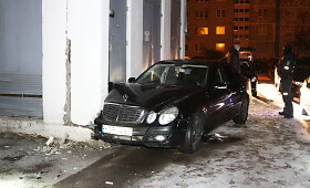 Panevėžyje &bdquo;Mercedes&ldquo; trenkėsi į elektros transformatorinę