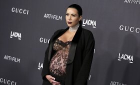 Kim Kardashian renginyje pasirodė su perregimu drabužiu