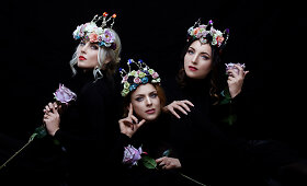 Merginų trijulės &bdquo;Queens of Roses&ldquo; fotosesija