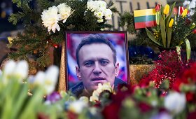 Žmonės rinkosi prie KGB muziejaus pagerbti Aleksejaus Navalno