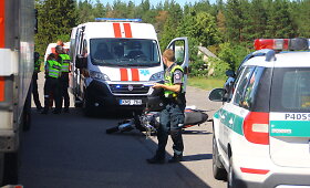 Pasvalio rajone girtas motociklininkas trenkėsi į automobilį
