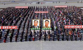 Kim Jong Uno gimtadienio proga &scaron;alyje surengti jį palaikantys mitingai