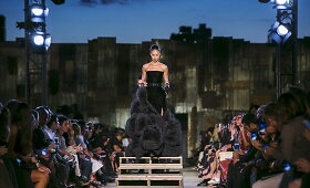 Niujorko mados savaitėje &bdquo;Givenchy&ldquo; pristatė užburiančią kolekciją