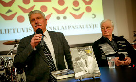 Valdo Adamkaus knygos &bdquo;Pokalbiai nesilaikant protokolo&ldquo; pristatymas Vilniaus knygų mugėje