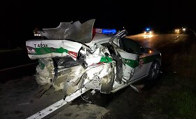 Kelyje Kaunas-Klaipėda &ndash; &bdquo;Citroen C5&ldquo; ir policijos ma&scaron;inos susidūrimas