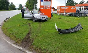 Tauragėje po "VW Passat" ir "Mazda" susidūrimo nusiaubta degalinė