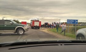 &Scaron;irvintų rajone susidūrė sunkvežimis ir mikroautobusas