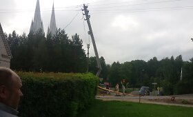 Pabiržės miestelyje, Biržų rajone, sunkiasvorė ma&scaron;ina trenkėsi į stulpą