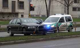 Panevėžyje BMW nesuvaldęs jaunuolis kliudė gatvės atitvarą