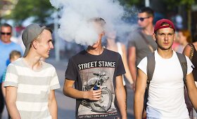 &Scaron;e&scaron;tadienio vakarą poilsiautojai naudojosi paskutine galimybe pa&scaron;ėlti Palangoje