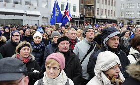 Reikjavike 7 tūkst. islandų protestavo prie&scaron; vyriausybės sprendimą nestoti į Europos Sąjungą