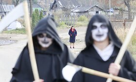 Buvę narkomanai romų tabore ie&scaron;kojo savo senųjų narkotikų prekeivių Tabore