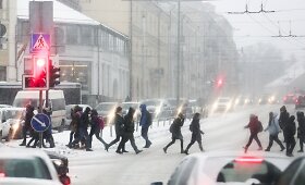 Gausus sniegas jaukia Vilniaus vairuotojų ir pėsčiųjų pirmadienį