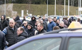 Taksistai piktinasi chaosu, kurį sukėlė &bdquo;Uber&ldquo; atėjimas
