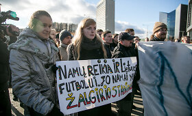 Futbolo sirgaliai prie Vilniaus savivaldybės pra&scaron;ė i&scaron;saugoti &bdquo;Žalgirio&ldquo; stadioną