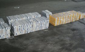 Per savaitgalį muitinės pareigūnai slėptuvėse aptiko tūkstančius pakelių kontrabandinių cigarečių