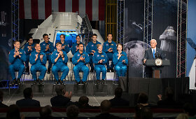JAV viceprezidentas Mike&lsquo;as Pence&lsquo;as pasveikino 12 naujų NASA astronautų