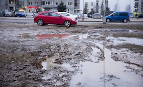 Automobilių aik&scaron;telė prie Pilaitės seniūnijos