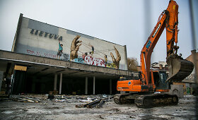 &bdquo;Lietuvos&ldquo; kino teatras nyksta &ndash; ruo&scaron;iamasi griovimo darbams