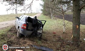 Marijampolėje į pataisos namus daiktus permetę jaunuoliai sprukdami trenkėsi į medį
