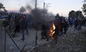 Sulaikyti migrantai prie sienos su Makedonija kelia neramumus